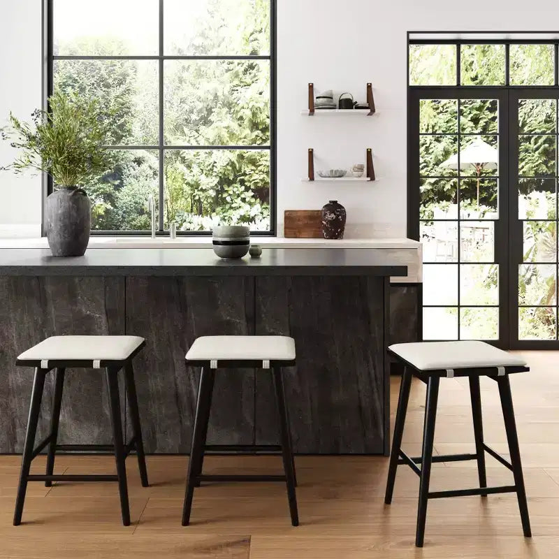 Tabouret de bar hauteur comptoir en bois et bouclette noir : Revêtement en lin, 63 cm de haut