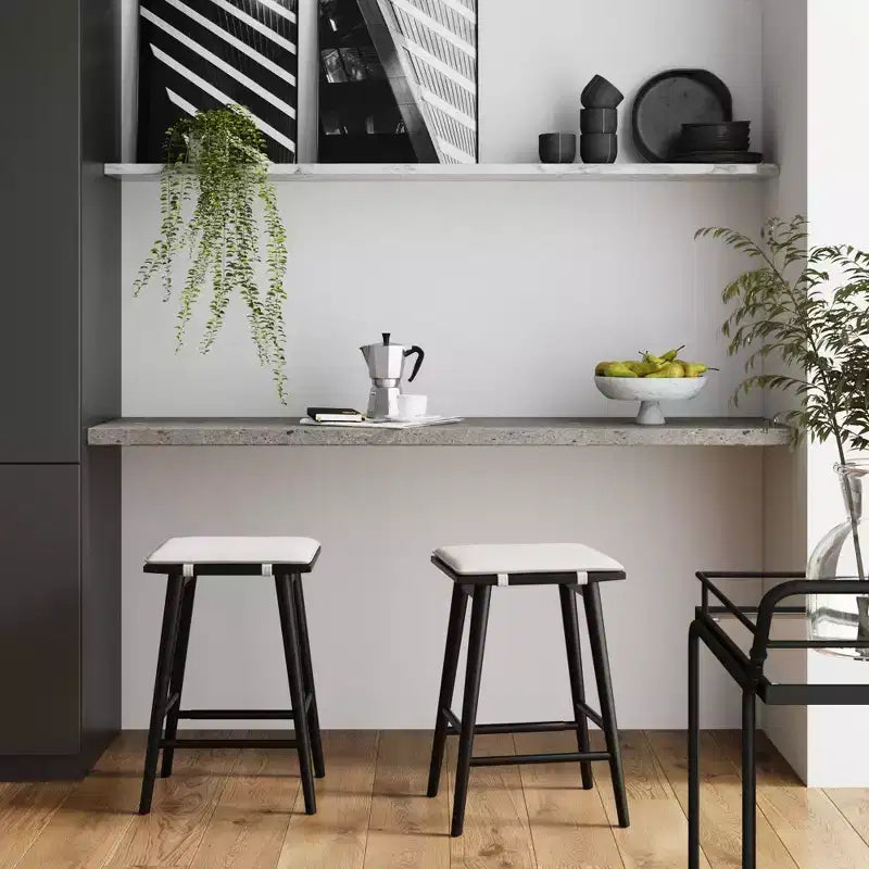 Tabouret de bar hauteur comptoir en bois et bouclette noir : Revêtement en lin, 63 cm de haut
