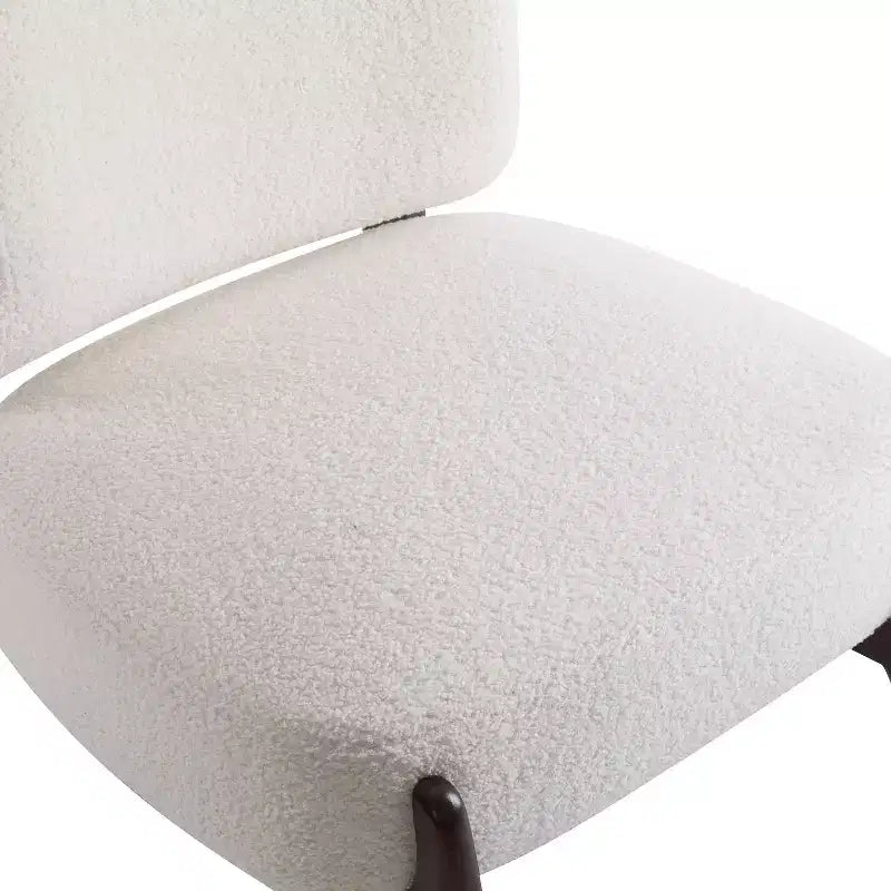 Fauteuil d'appoint en bois d'hévéa de style moderne, rembourré en tissu bouclé.