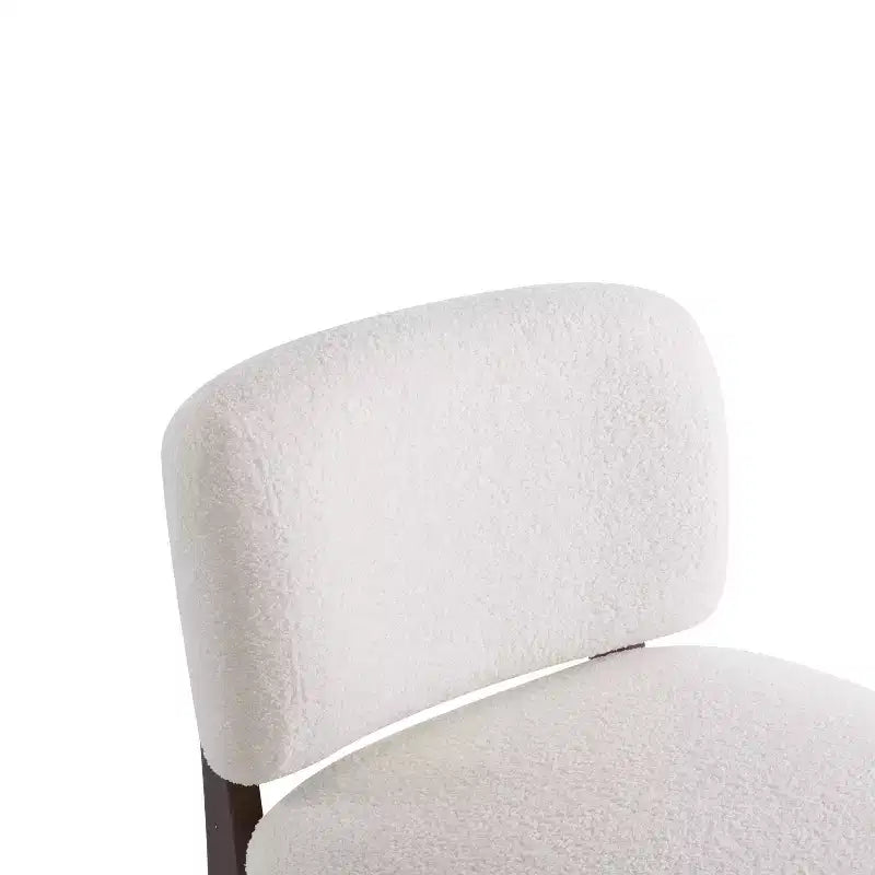 Fauteuil d'appoint en bois d'hévéa de style moderne, rembourré en tissu bouclé.