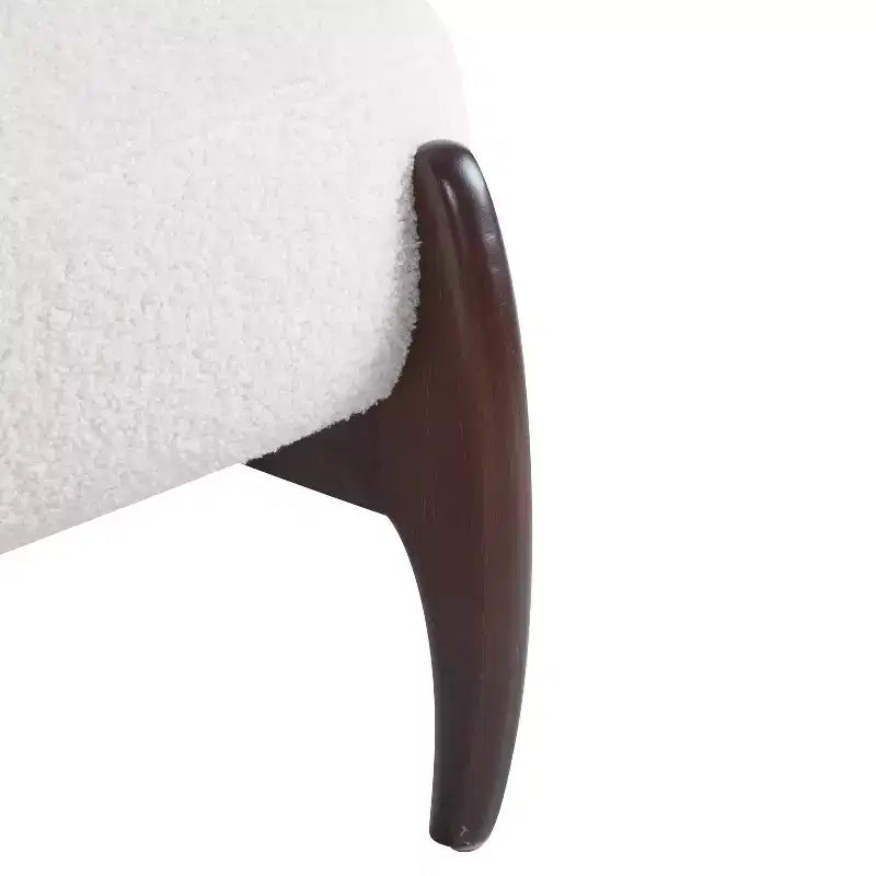 Fauteuil d'appoint en bois d'hévéa de style moderne, rembourré en tissu bouclé.