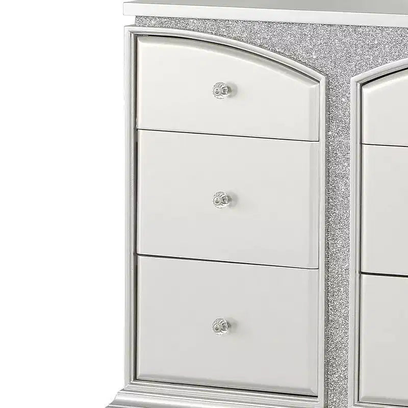 Commode 67" Platinum - : Style Glendale, 9 tiroirs, poignées en cristal, aucun assemblage requis