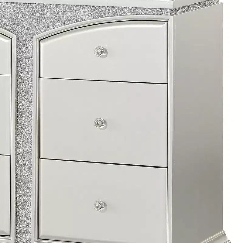 Commode 67" Platinum - : Style Glendale, 9 tiroirs, poignées en cristal, aucun assemblage requis