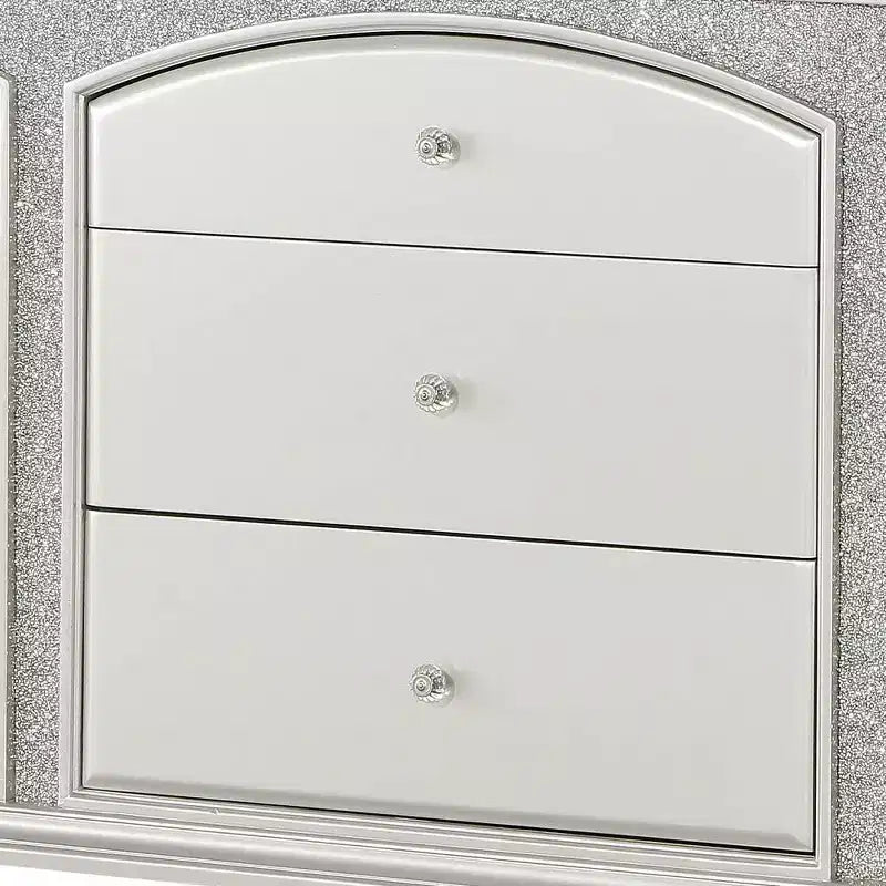 Commode 67" Platinum - : Style Glendale, 9 tiroirs, poignées en cristal, aucun assemblage requis