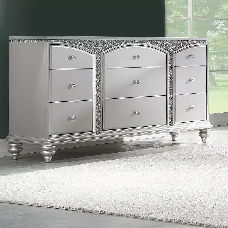 Commode 67" Platinum - : Style Glendale, 9 tiroirs, poignées en cristal, aucun assemblage requis