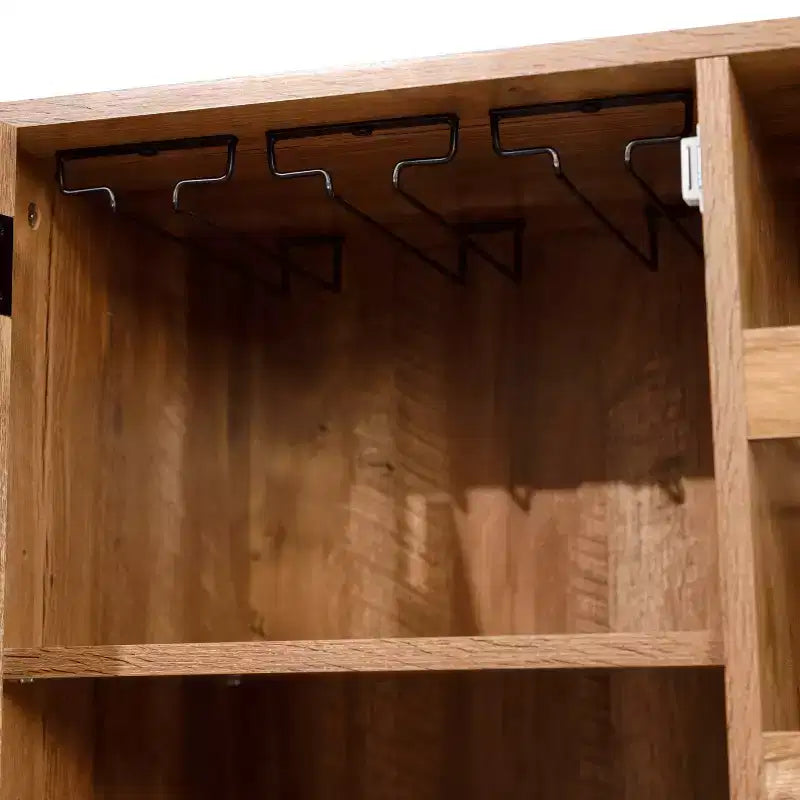 Bar classique et meuble d'appoint avec armoire à porte unique de style Shaker avec rangement suspendu pour verres et étagères ouvertes pour bouteilles