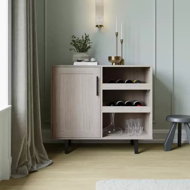 Bar classique et meuble d'appoint avec armoire à porte unique de style Shaker avec rangement suspendu pour verres et étagères ouvertes pour bouteilles