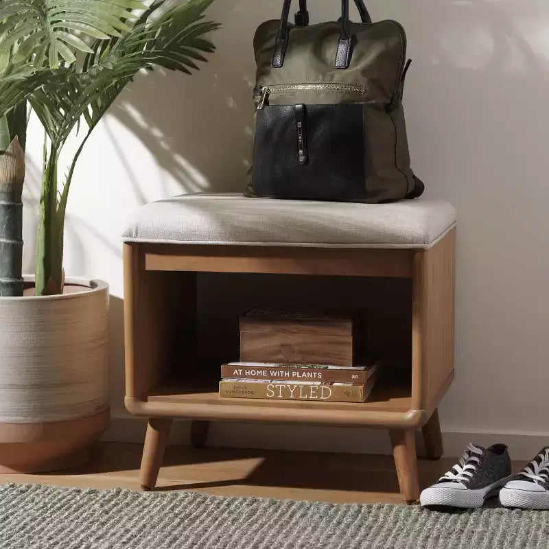 Banc à étagères ouvertes avec coussin