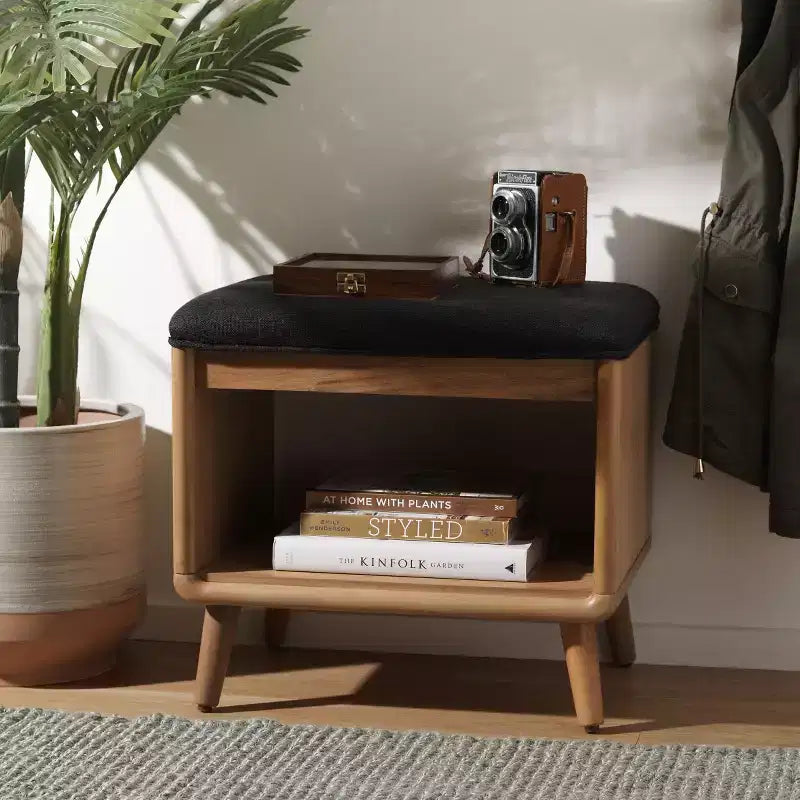 Banc à étagères ouvertes avec coussin